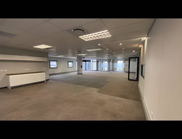 615M² BUSINESS TO LET IN CLAREMONT